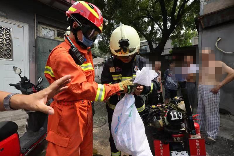 消防员抓蜥蜴视频,广西男子家房顶出现巨大蜥蜴