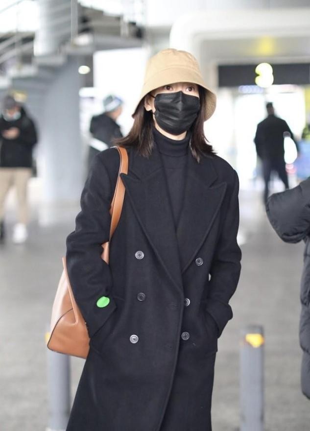 高圆圆穿上大衣有知性女人味了,高圆圆迪奥slay渔夫帽