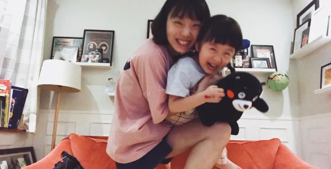 母亲抵抗应试教育后动摇：8岁天才女儿画电视片头，在学校交白卷