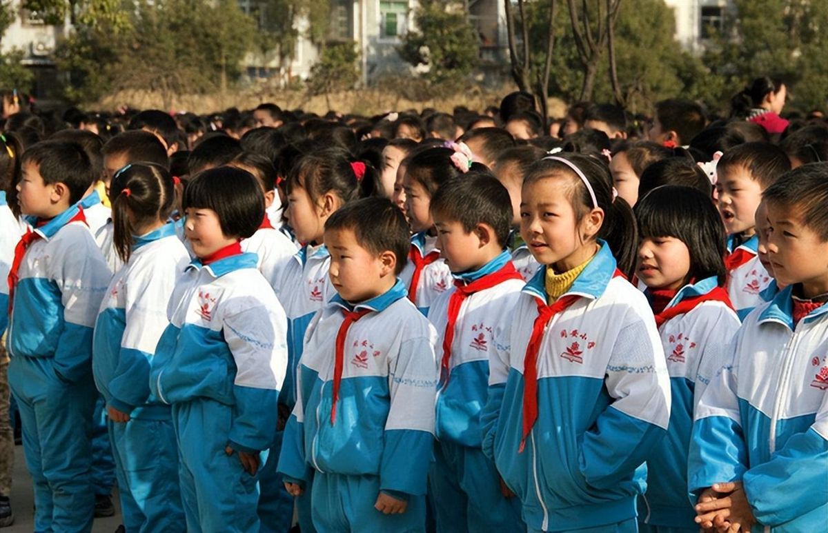 穿一样的校服看出家境,即使穿校服也能看出家境