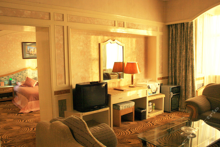 重庆富二代每月零花钱20万,破产后把80岁母亲*养送**老院,开直播还债