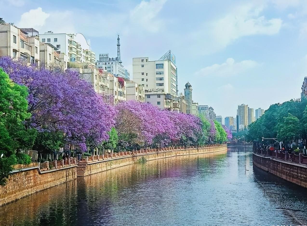 为“春城”。尽管昆明的自然环境优美，但该城市的人?