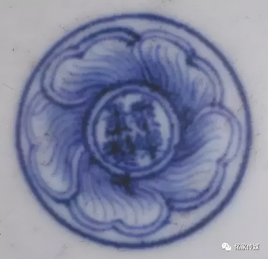 永乐青花瓷压手杯,永乐暗刻龙纹压手杯