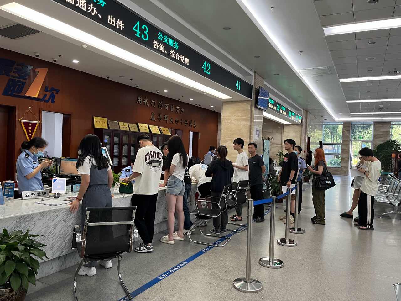 小高峰办理出入境,十堰出入境暑期办证高峰来临