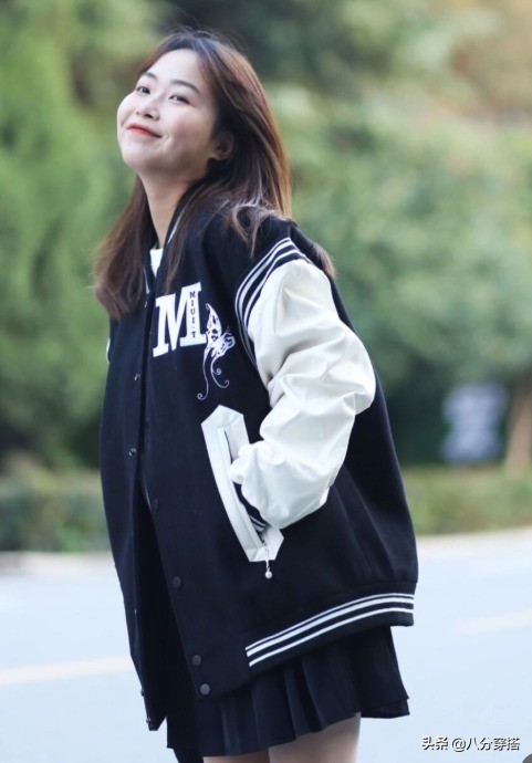 黑色羽绒服如何穿搭既时尚又减龄,天冷了不要再穿去年的旧衣服了