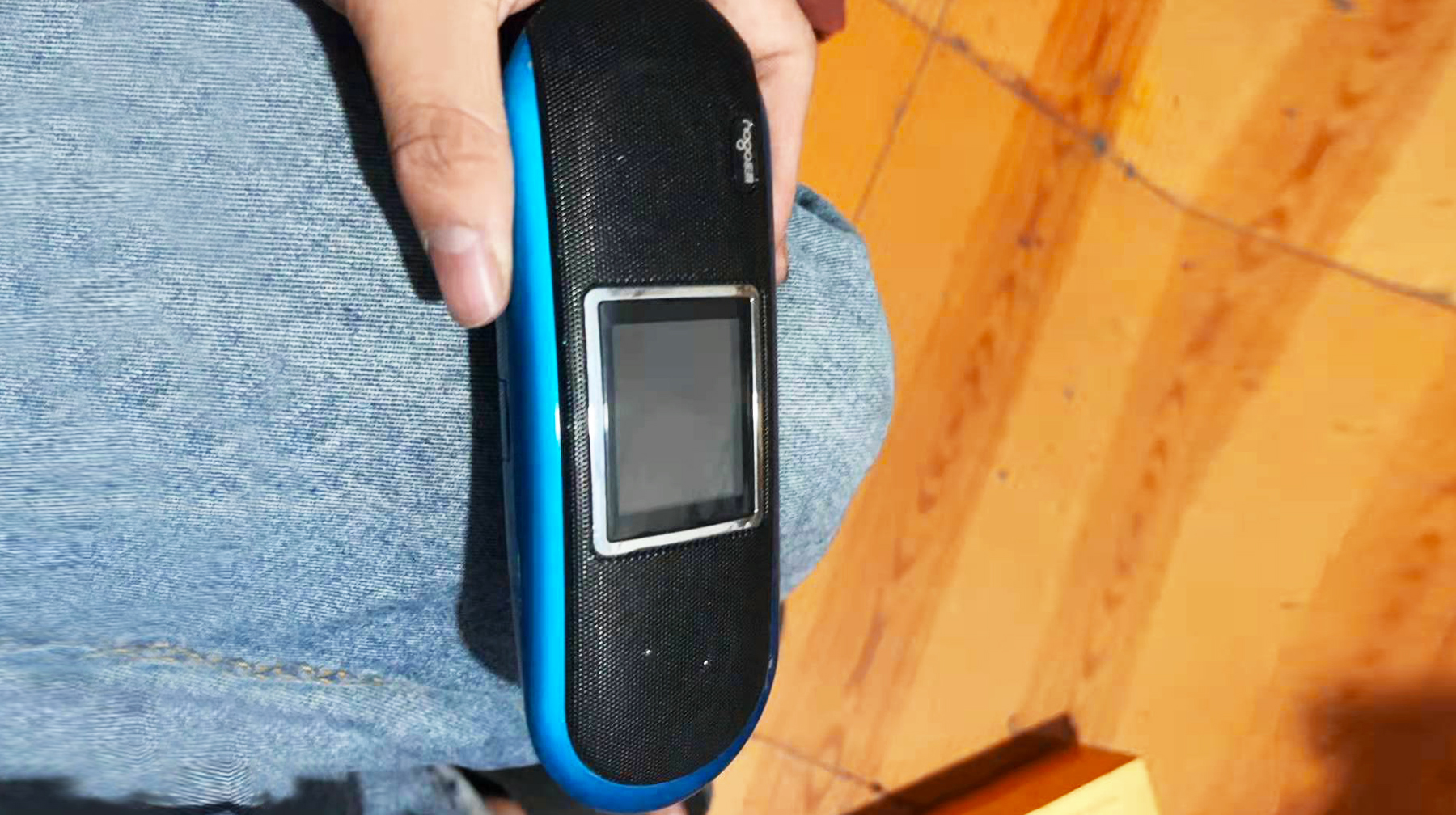 自带2.0英寸彩屏可看视频，体验一台国产音箱，还能收听广播电台