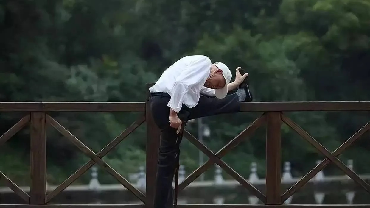 老人经常压腿、拉筋，对身体是好是坏？医生：3大好处会慢慢显现