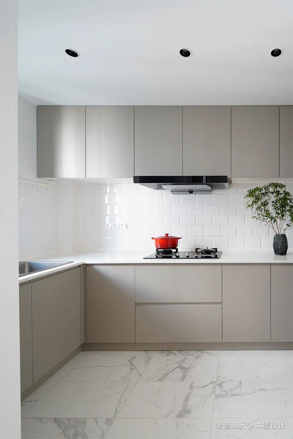 客厅超大储物柜改成衣帽间,客厅小房间改衣帽间