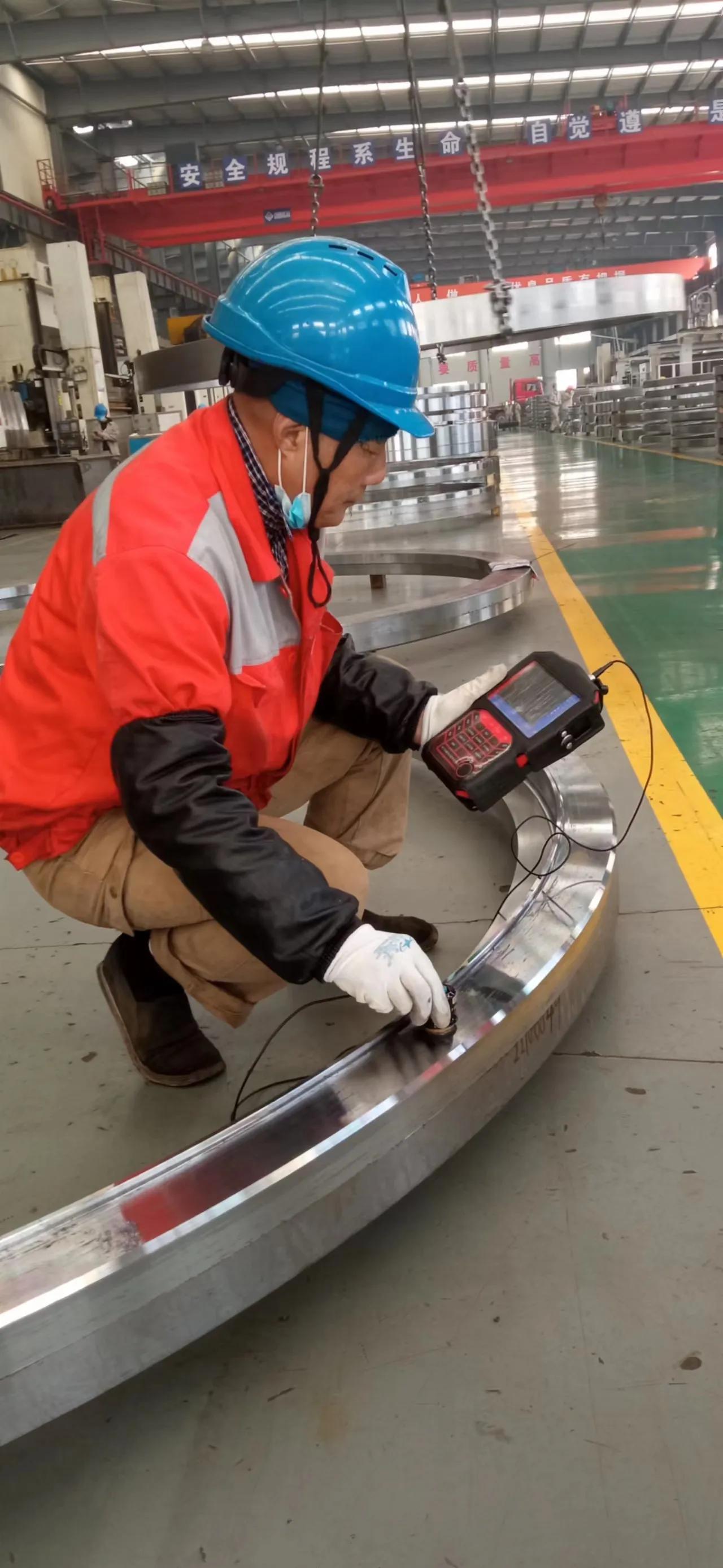 一等功老兵隐姓埋名36年采访,一等功退伍老兵慰问战士