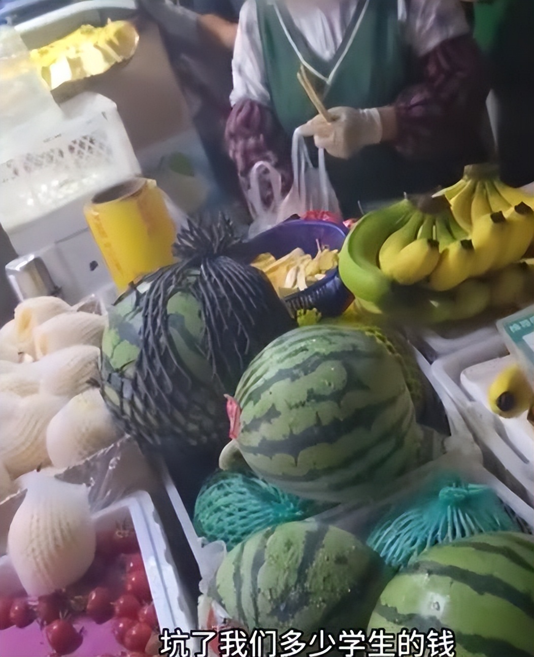 女子卖西瓜缺斤少两被学生发现,买西瓜缺斤店家说去告