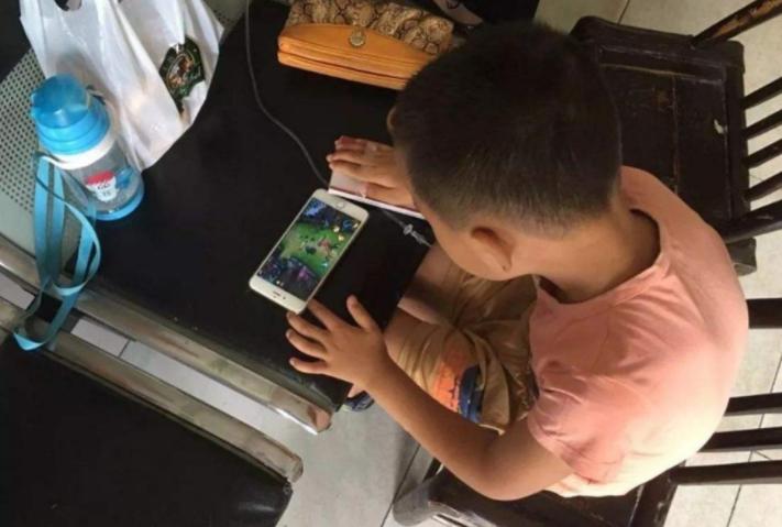 小学生沉迷游戏8天花两万,小学生沉迷游戏8天花掉爷爷2万多