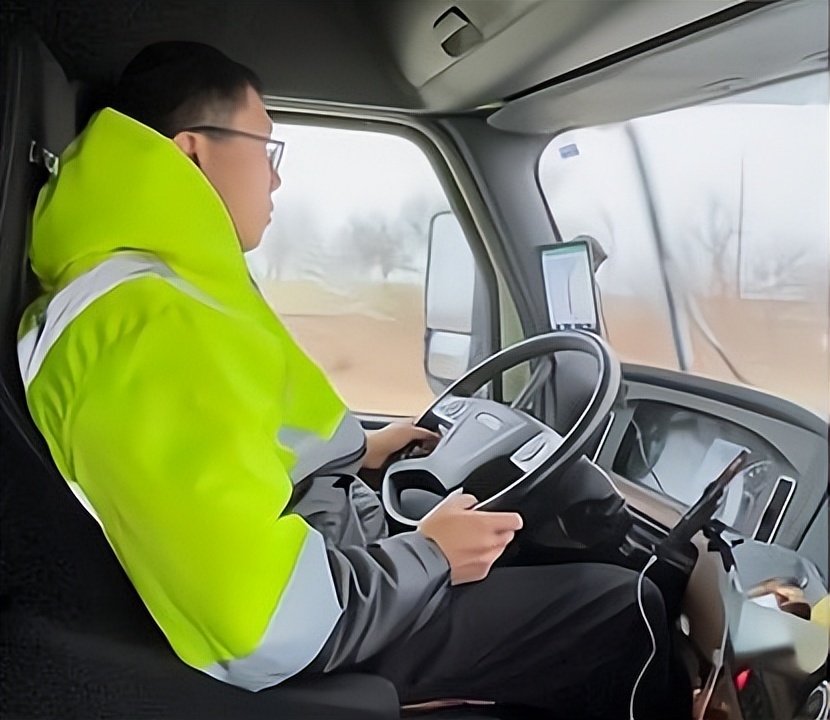 80后夫妻在美国,在美国开卡车的中国夫妻月入10万