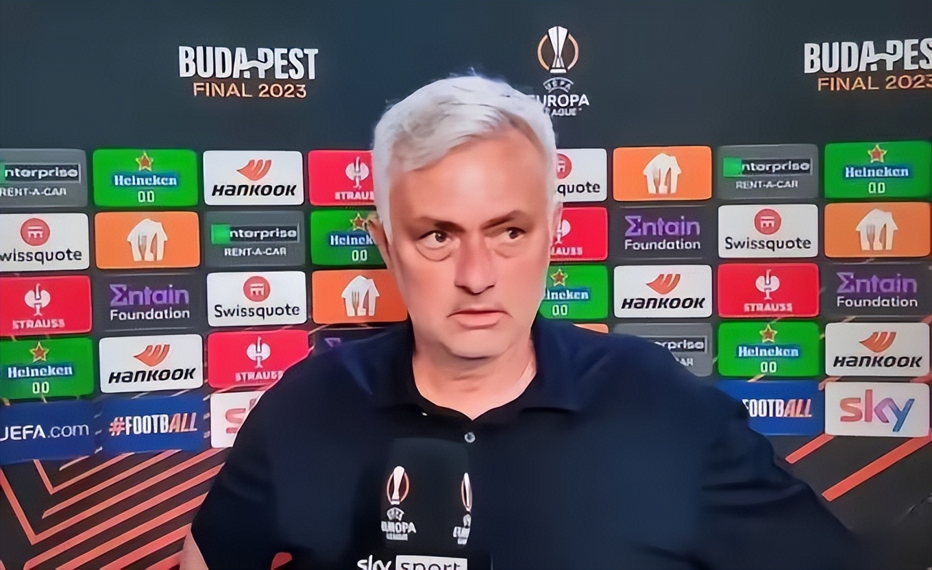 决赛明着黑？穆里尼奥赛后围堵并怒斥裁判，并将奖牌扔向看台