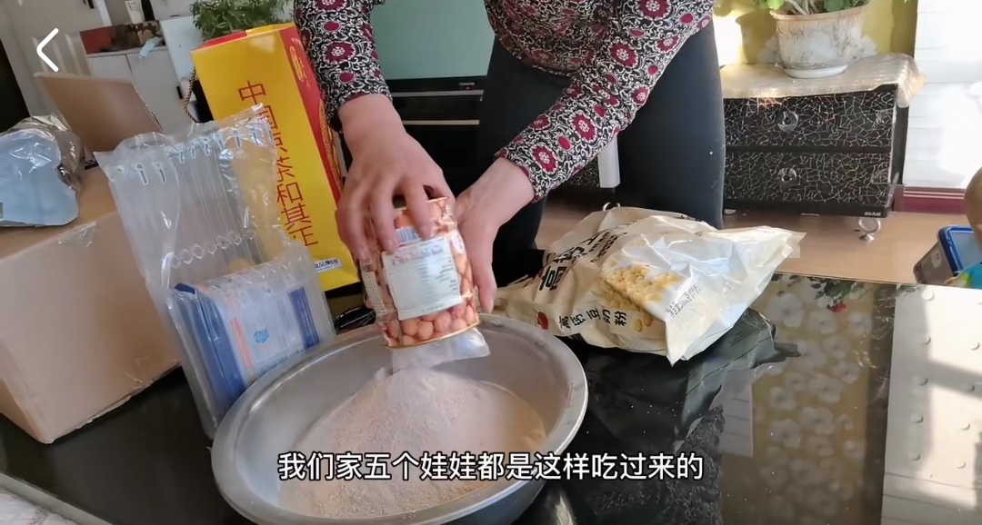 老人为省奶粉钱给一岁孙女炒面粉,老人给孩子喝便宜奶粉出现问题