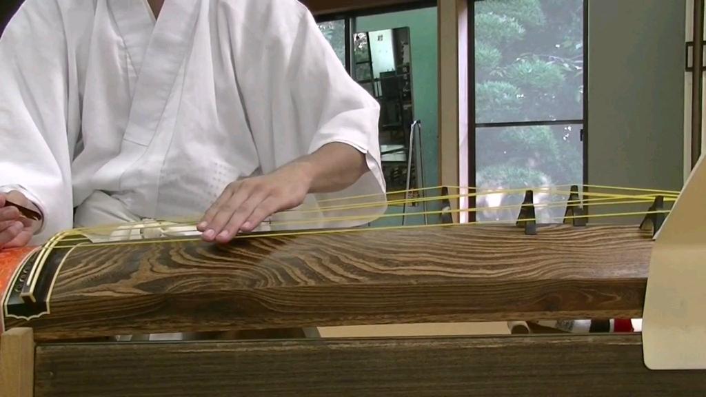 平安时期日本本土卧弹乐器和琴的使用与中国的七弦琴的辨析