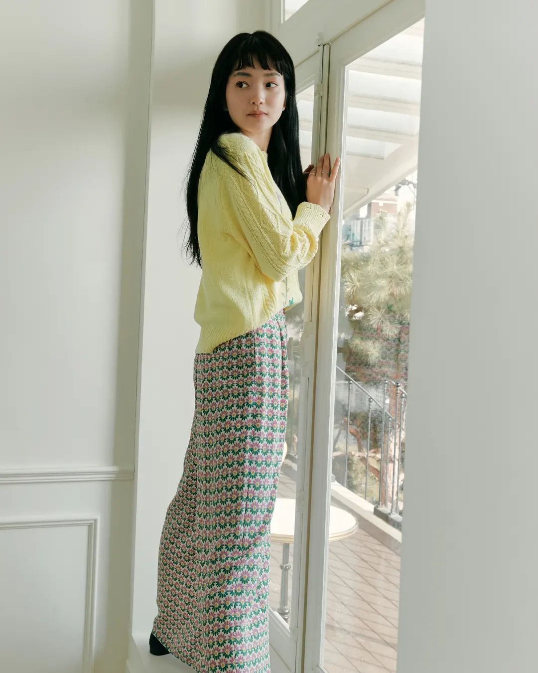 飘逸长裙与马卡龙色系，跟着金泰梨这样搭，轻松穿出文艺女孩