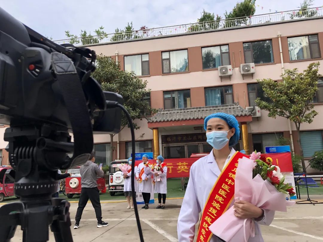 甘于奉献大爱无疆演讲,甘于奉献大爱无疆手抄报