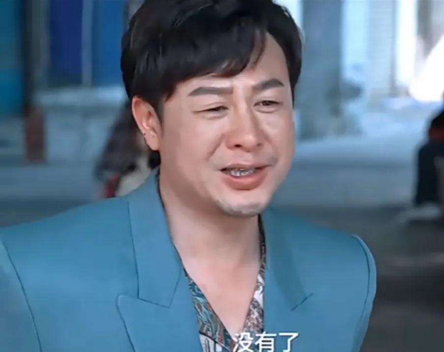 网友横店夜市偶遇张颂文,张颂文逛夜市被粉丝围堵