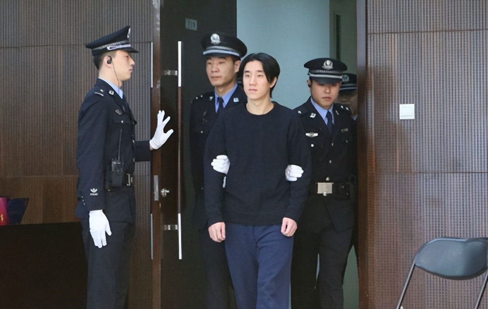 9位顶流明星的狱中生活：没有任何优待，洗澡上厕所没有隐私