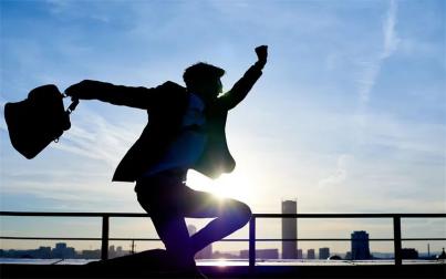 想成为一个有钱人就记住以下五点,要想成为有钱人必须养成十个习惯