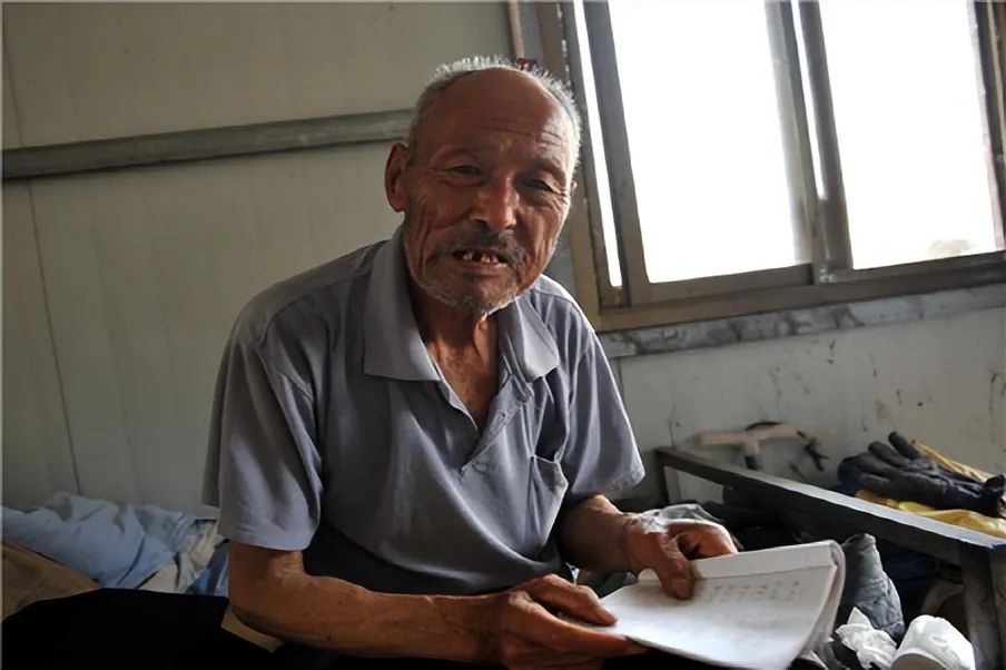 老赖横行的年代，71岁老人和11岁少年亲身演绎，什么叫做“信义”