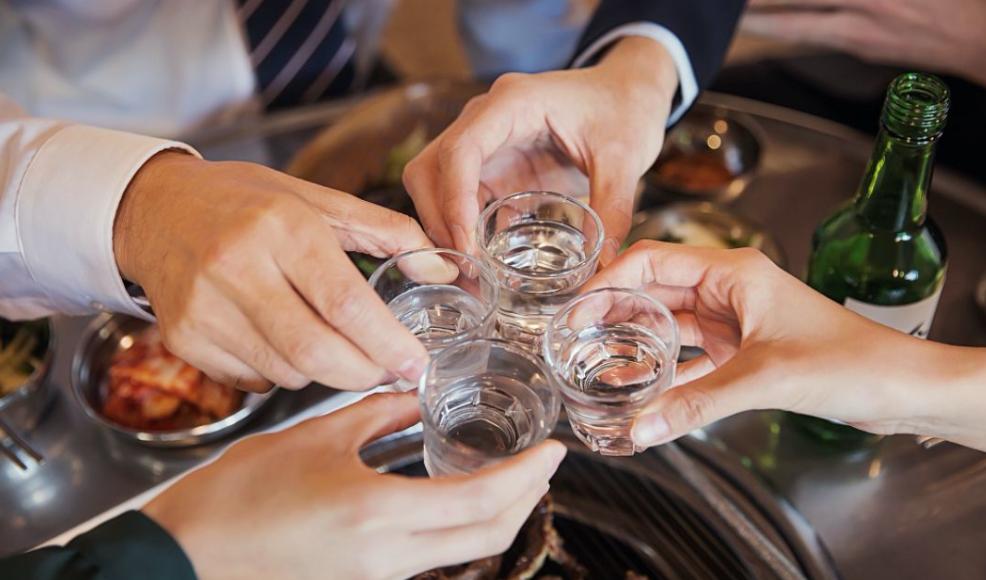 农村小伙自己酿白酒,大爷为喝好酒竟自购设备