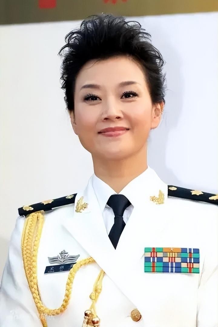 歌唱家*祖英宋**:和丈夫分居8年，39岁高龄产子，57岁身材好似少女