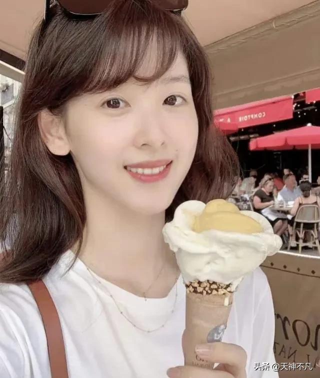 章泽天刘强东和朋友夫妻合影,刘强东章泽天英国皇室视频