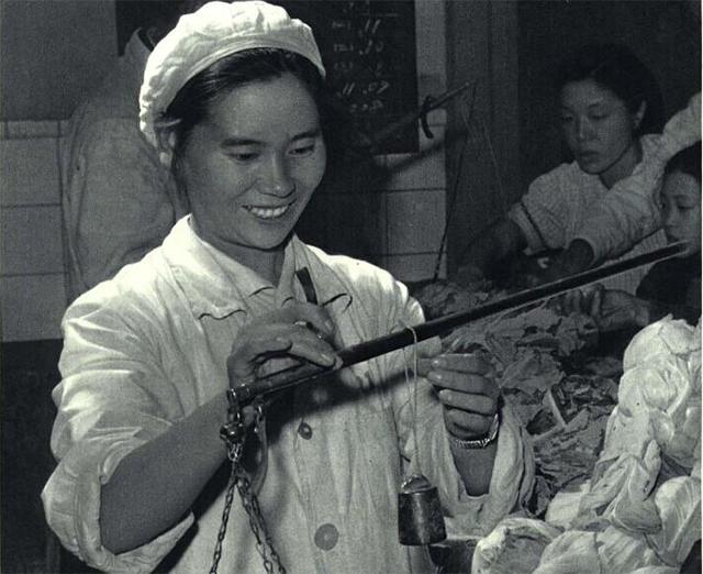 卖菜女工李素文:从副委员长跌落后创业,最后选择月薪二百当劳模