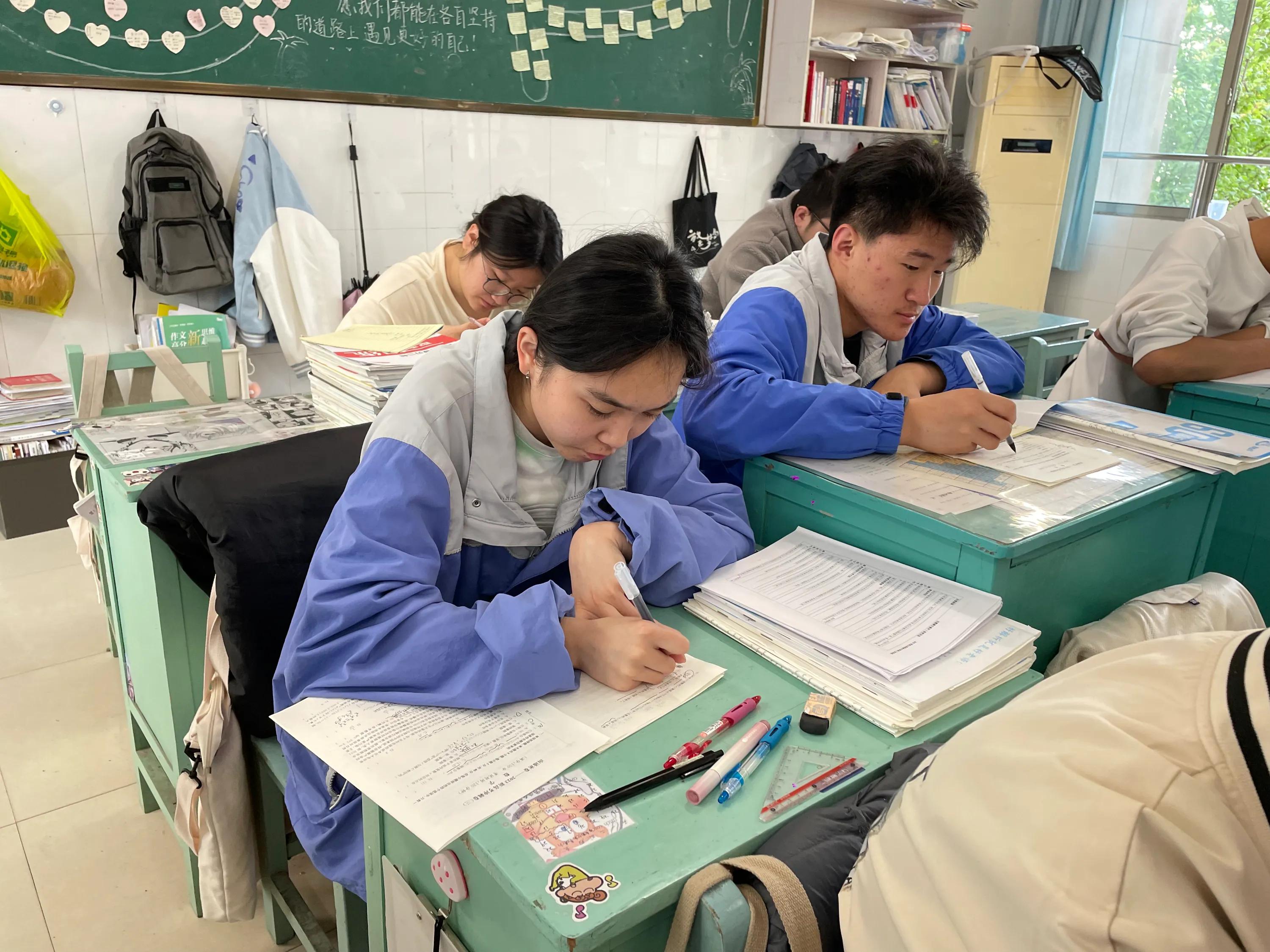 新学年第二学期No.243高三学生入校园心得体会布置完