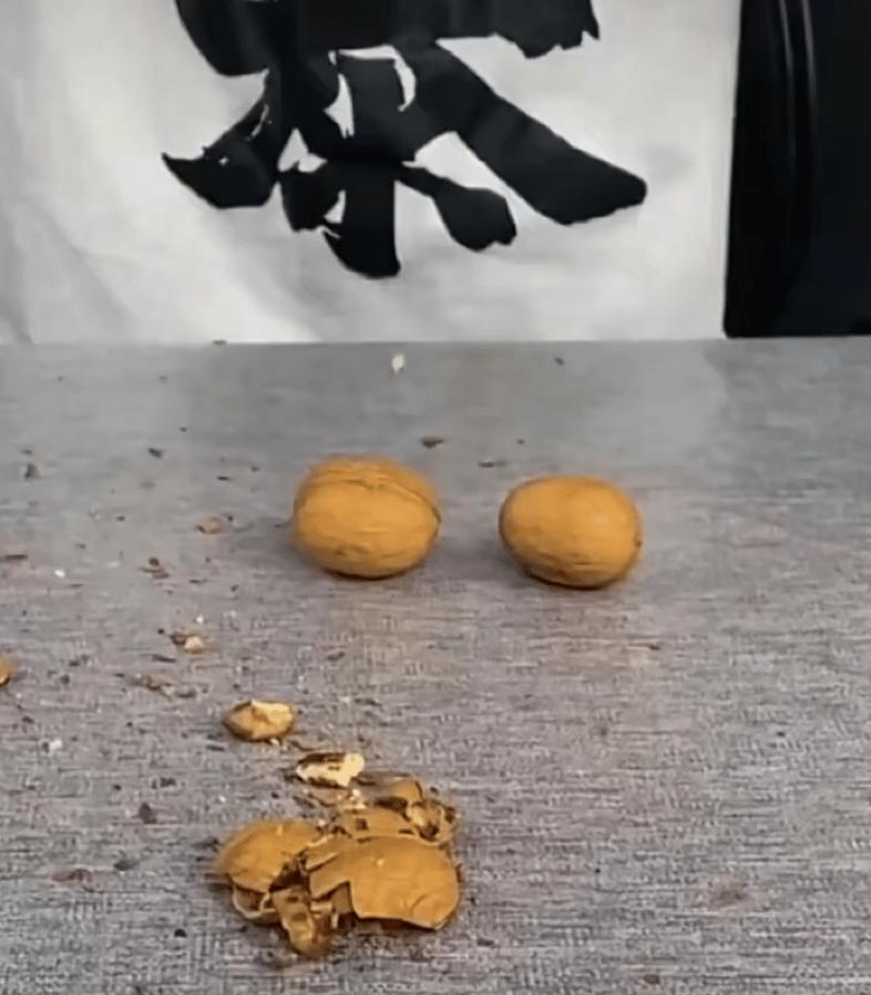 吃一口黑麦面包,吃一口黑汉堡