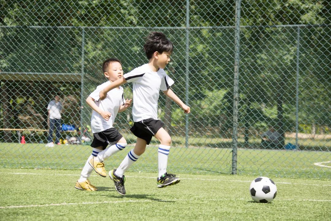 打篮球适合戴ok镜,戴眼镜不能踢足球吗