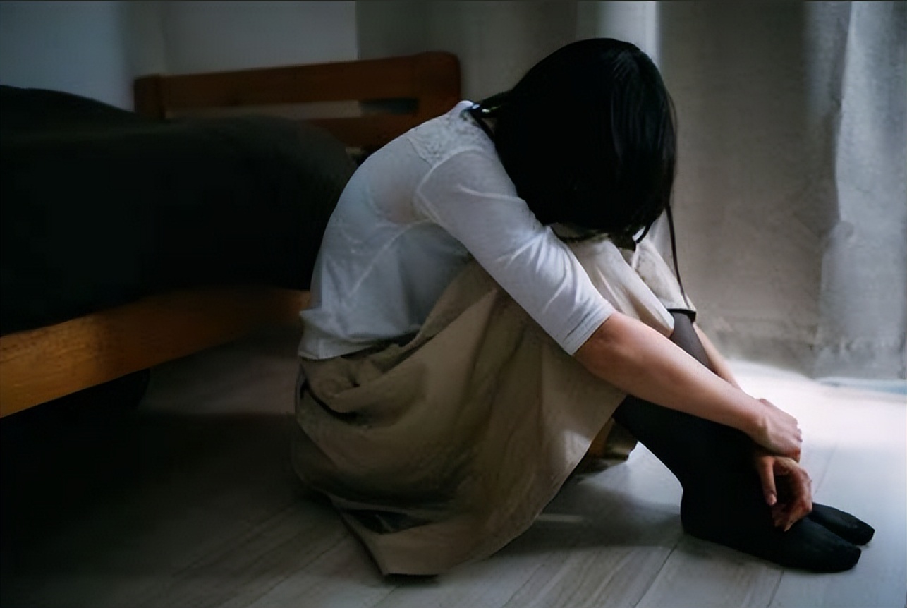 2021年韩国女兵遭侵犯，申诉无门结婚当天自杀，40万人*愿请**彻查