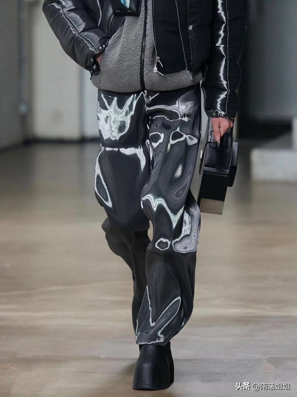 难怪女人都把阔腿裤扔了，最近流行的“液体裤”，回头率高还时髦