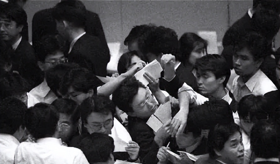 1989年日本经济泡沫：地价能卖70万一平，泡沫粉碎时日本有多惨？