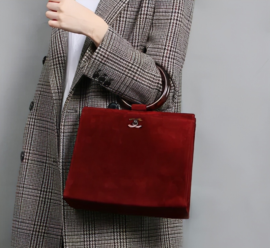 看完了Chanel富贵儿玳瑁，我默默放下了手中的皮质金链...