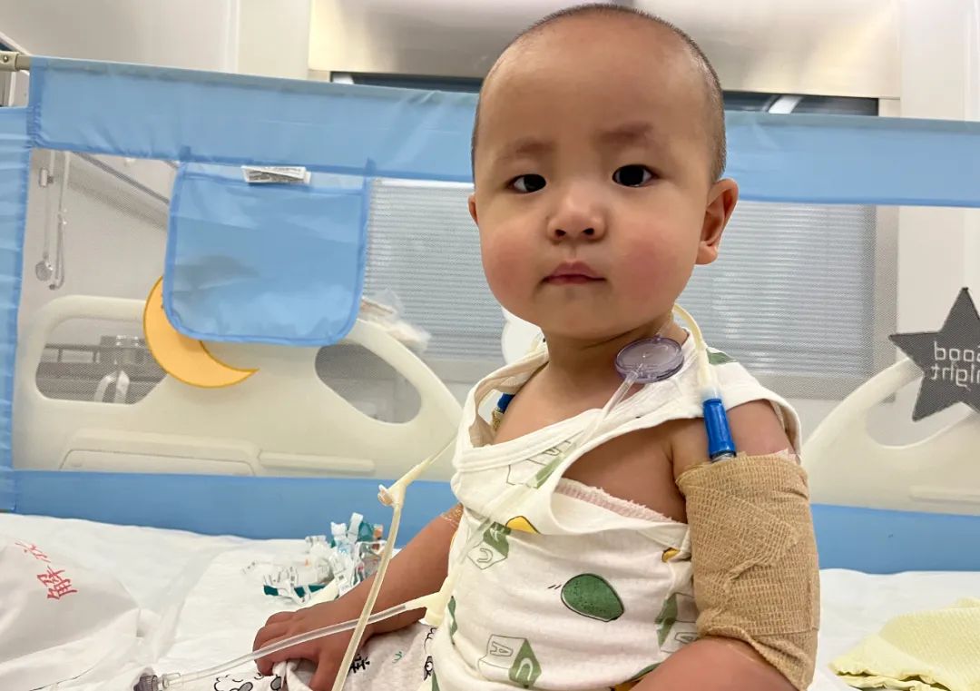 小孩身上长了一个大脓包是什么,男童白色小脓包