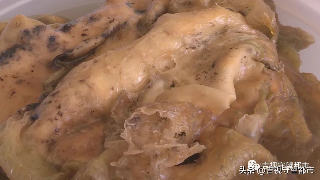 男子捡到太岁天天喝水,记者在河边采访村民捡到太岁