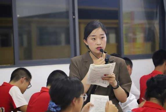 安徽一老师编“男足”段子,学校当标语滚动*放播**,结果有些意外