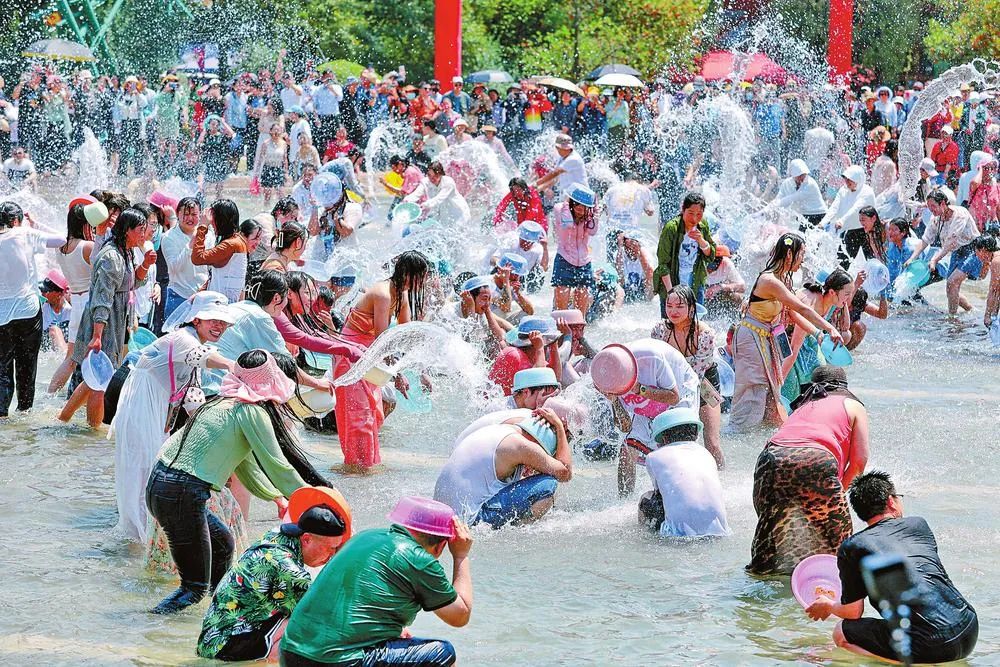 不用去云南可以过的泼水节,人生总要来云南过一次泼水节吧