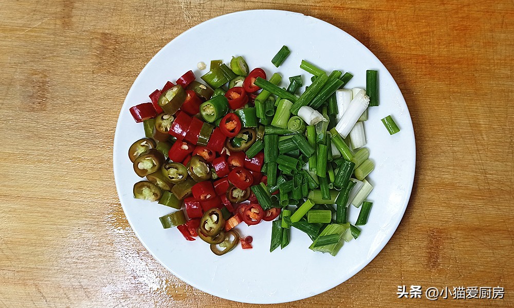 农村下酒菜泡椒蒸腊草鱼,酸菜泡椒草鱼的家常做法