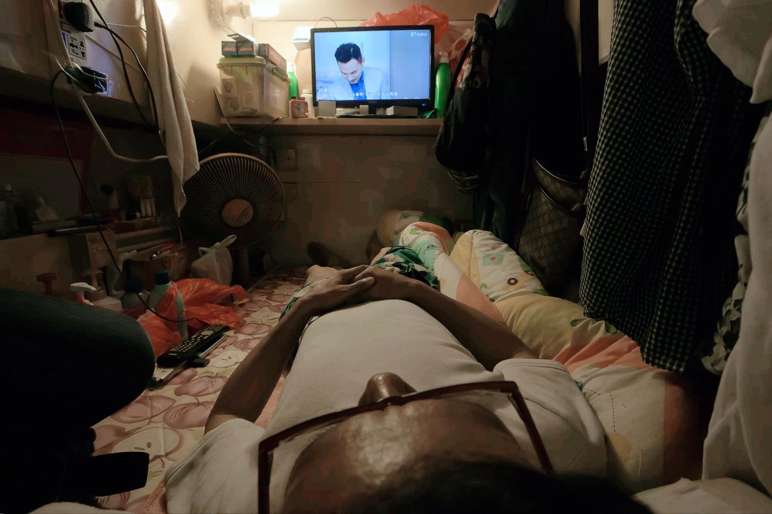 香港穷人住的房子叫劏房,香港有多少人住棺材房