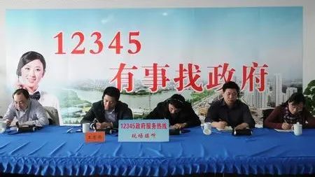 道路坑洼导致车胎破损保险能报吗,路面凹坑导致爆胎怎么赔偿