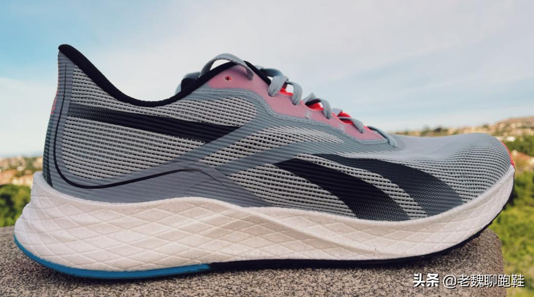 轻便超软跑鞋推荐排行榜,脚感偏软又好看又便宜的跑鞋