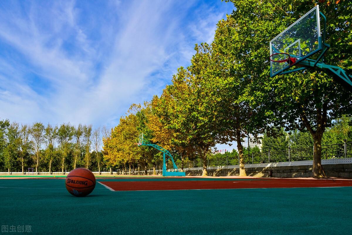 横穿球场被撞伤，68岁老人状告打球学生索赔5万，法院：后果自负