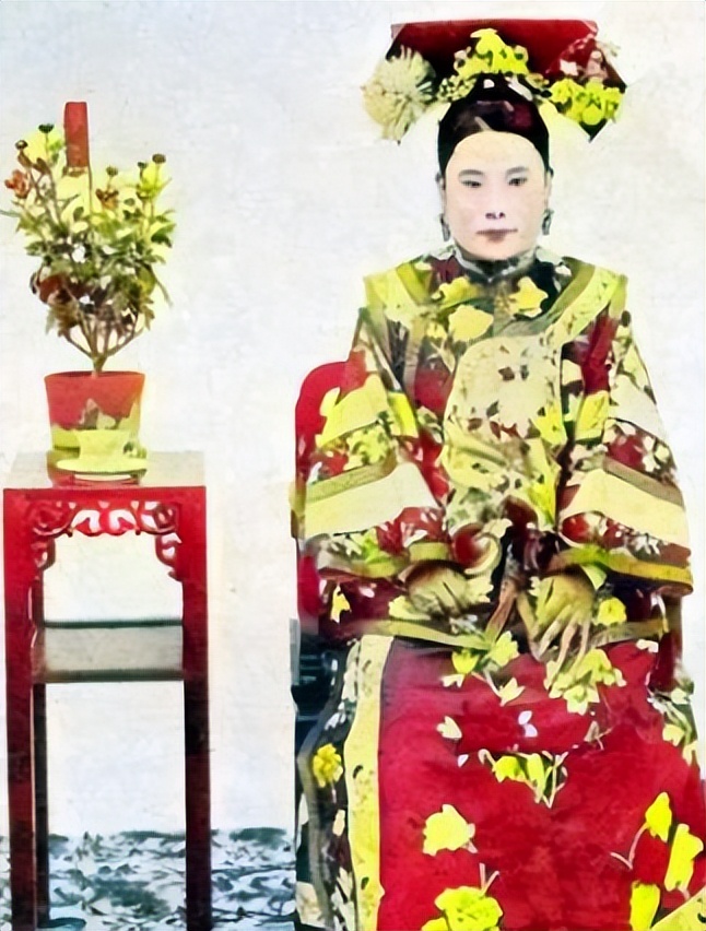 清朝最后一个铁帽子王：曾做过伪满军官，新中国时当选了政协委员