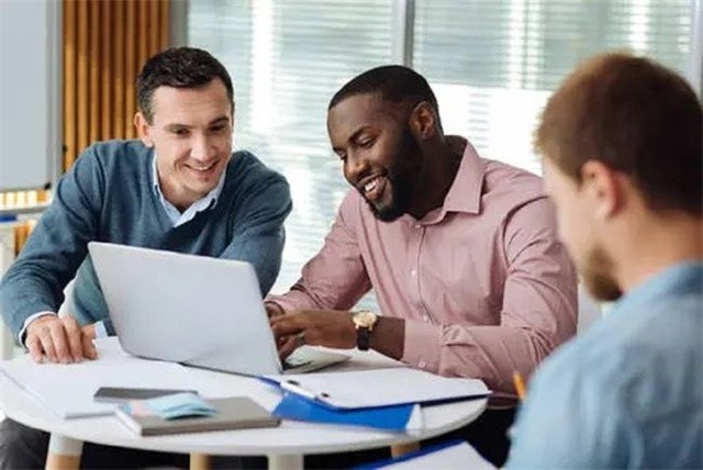 2009年，女毒贩为爱拒供黑人男友，被判死刑后哭着向父母表示忏悔