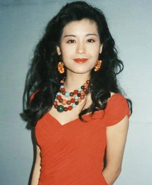 她自曝“不满足自己的欲望”，愿意做有钱人的*妇情**，却没有被封杀