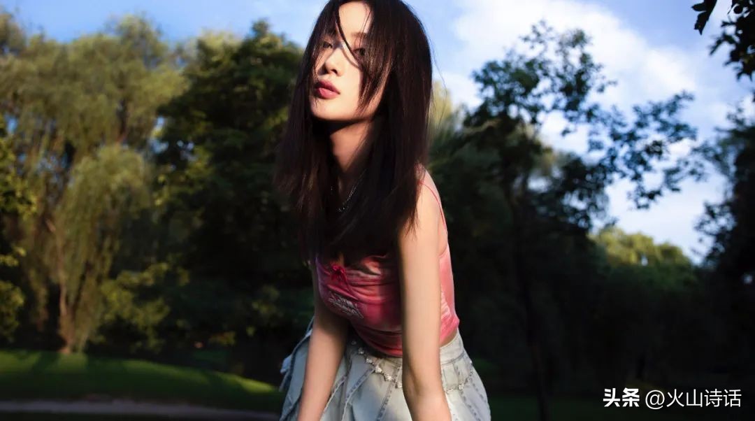 王梓薇：95后小花中的一颗新星，写真很甜很甜啊，太爱了！