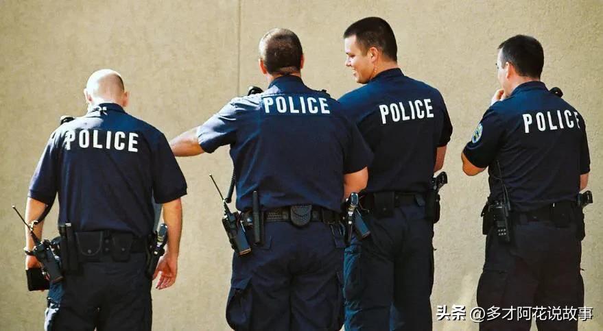 警察挖出一具被子包裹的尸体,民警在粪坑里发现人骨